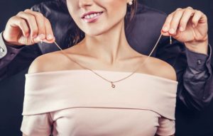How To Buy The Right Necklace For Your Neckline?